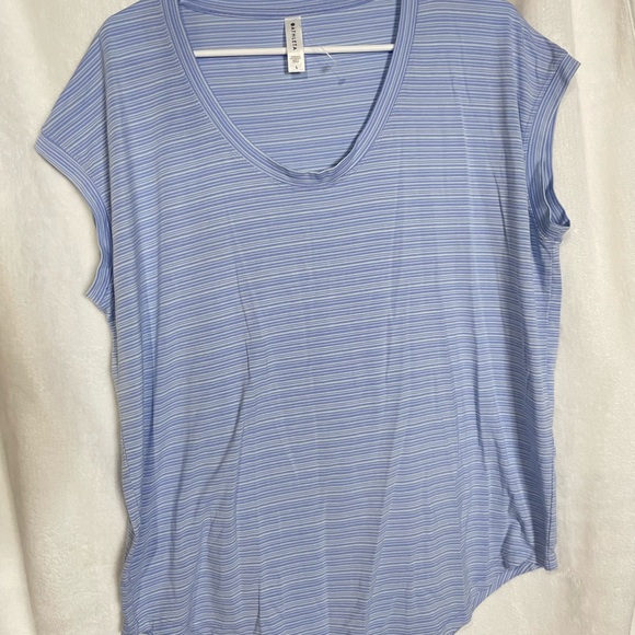 Athleta Cloudlight Breezy Stratus Stripe Tee Size Large A3 - Picture 2 of 6